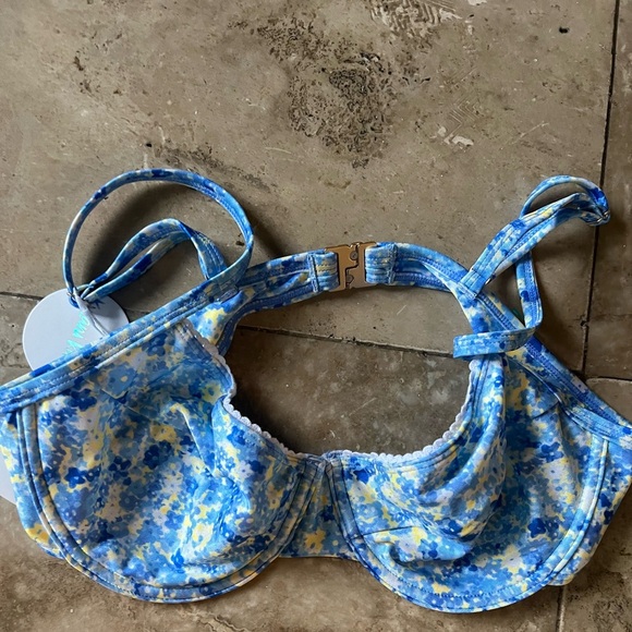 Kulani Kinis swimwear top NWT 2X Large.Blues and yellow with brass colored clasp - Picture 2 of 12